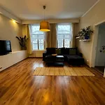 Family Apartment Near Kadriorg Swan Pond